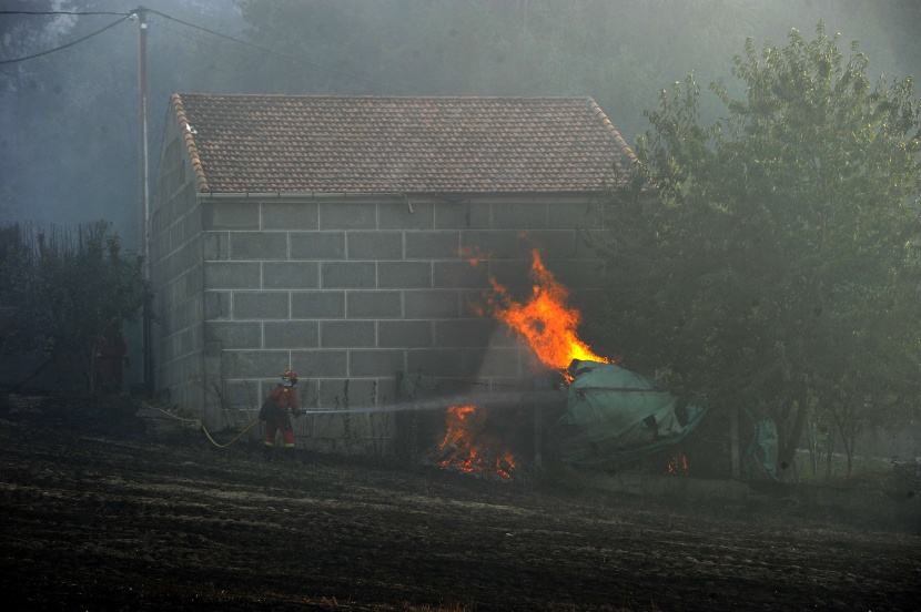 قصة مصورة: إجلاء آلاف الأشخاص في إسبانيا بسبب حرائق الغابات