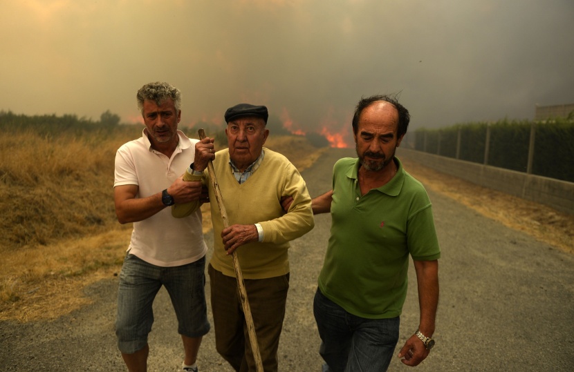 قصة مصورة: إجلاء آلاف الأشخاص في إسبانيا بسبب حرائق الغابات