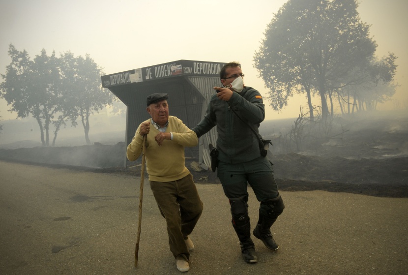 قصة مصورة: إجلاء آلاف الأشخاص في إسبانيا بسبب حرائق الغابات