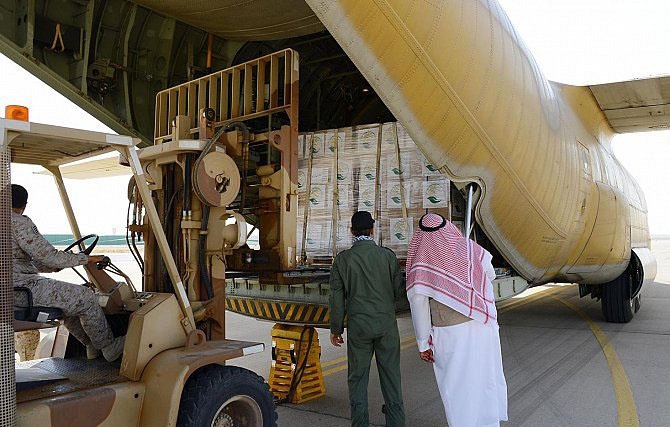 الطائرة الإغاثية السعودية الحادية عشر تصل عدن
