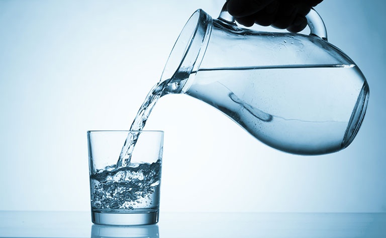 شرب الماء قبل تناول الطعام يساعد في تخفيف الوزن