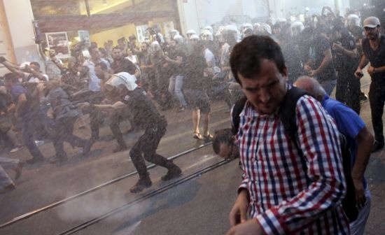 الشرطة التركية تستخدم العنف لتفريق تظاهرة احتجاجية في اسطنبول