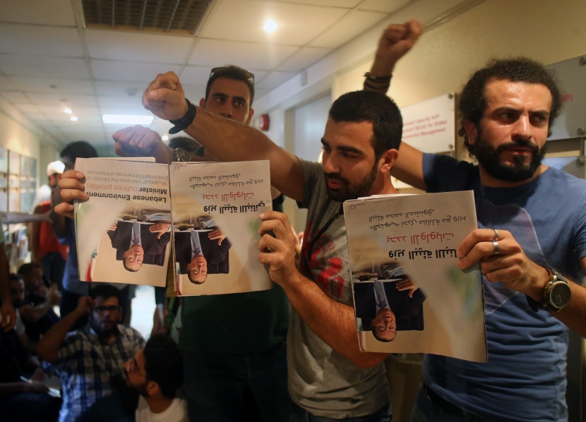 قصة مصورة : تصعيد حملة "طلعت ريحتكم" في لبنان