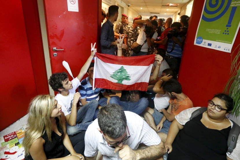 قصة مصورة : تصعيد حملة "طلعت ريحتكم" في لبنان