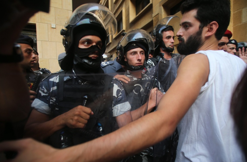 قصة مصورة : تصعيد حملة "طلعت ريحتكم" في لبنان