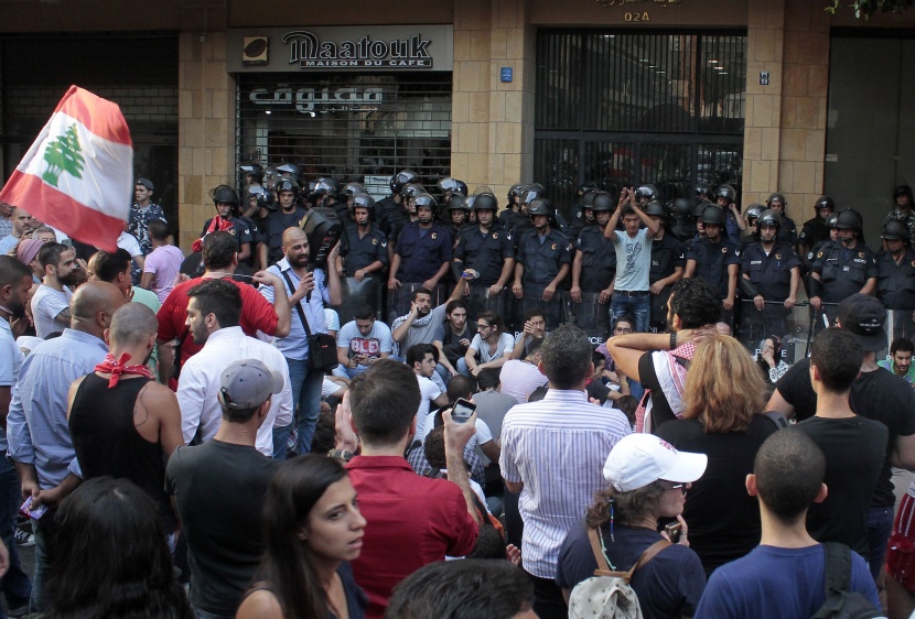 قصة مصورة : تصعيد حملة "طلعت ريحتكم" في لبنان