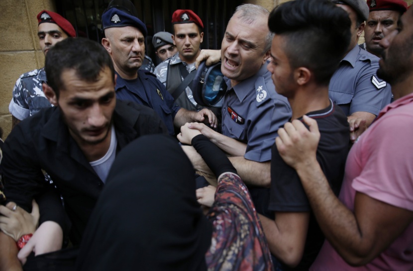 قصة مصورة : تصعيد حملة "طلعت ريحتكم" في لبنان