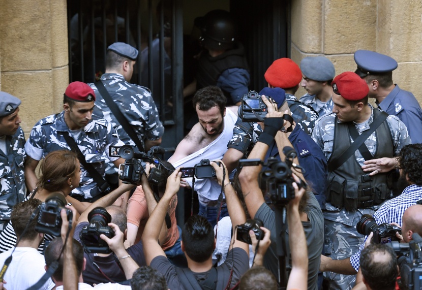 قصة مصورة : تصعيد حملة "طلعت ريحتكم" في لبنان