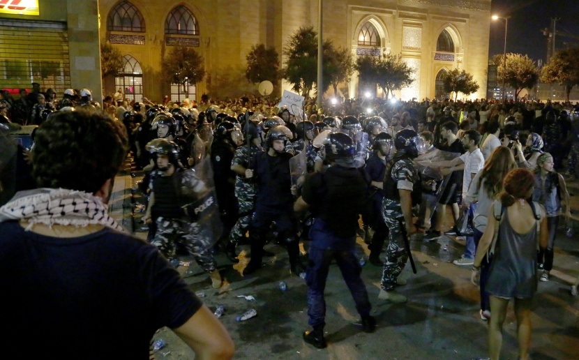 قصة مصورة : تصعيد حملة "طلعت ريحتكم" في لبنان