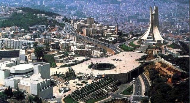 صحوة ضمير.. جزائري يسلم نفسه للجيش بعد تكليفه بتنفيذ عملية إرهابية