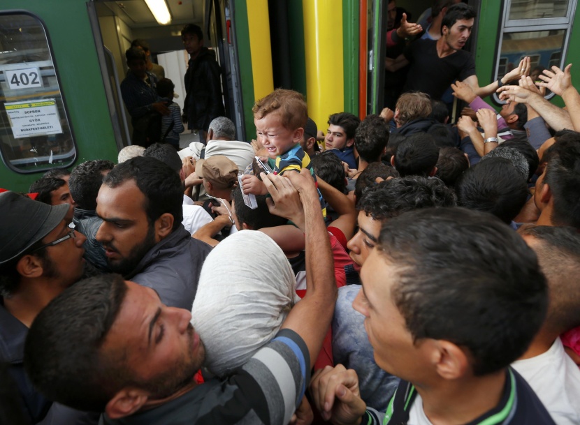 المهاجرون يقتحمون محطة القطارات في بودابست والسلطات توقف الرحلات الدولية