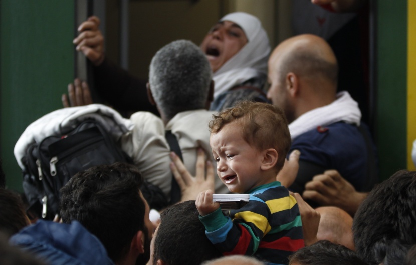 المهاجرون يقتحمون محطة القطارات في بودابست والسلطات توقف الرحلات الدولية