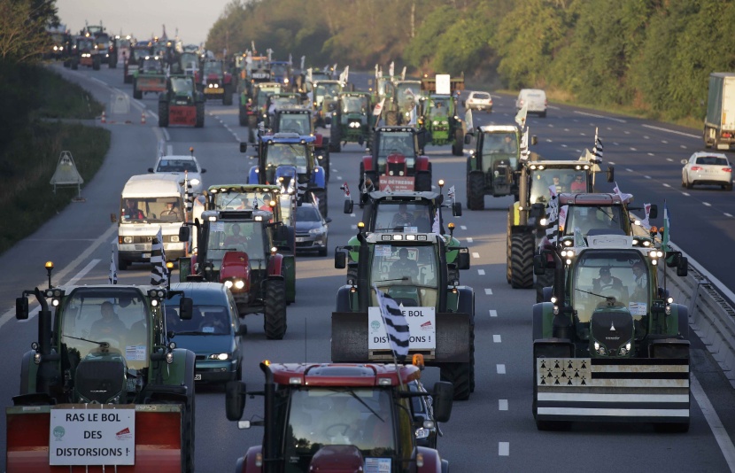 للمطالبة بالتعويض.. مزارعون غاضبون يخنقون العاصمة الفرنسية بأكثر من ألف جرار