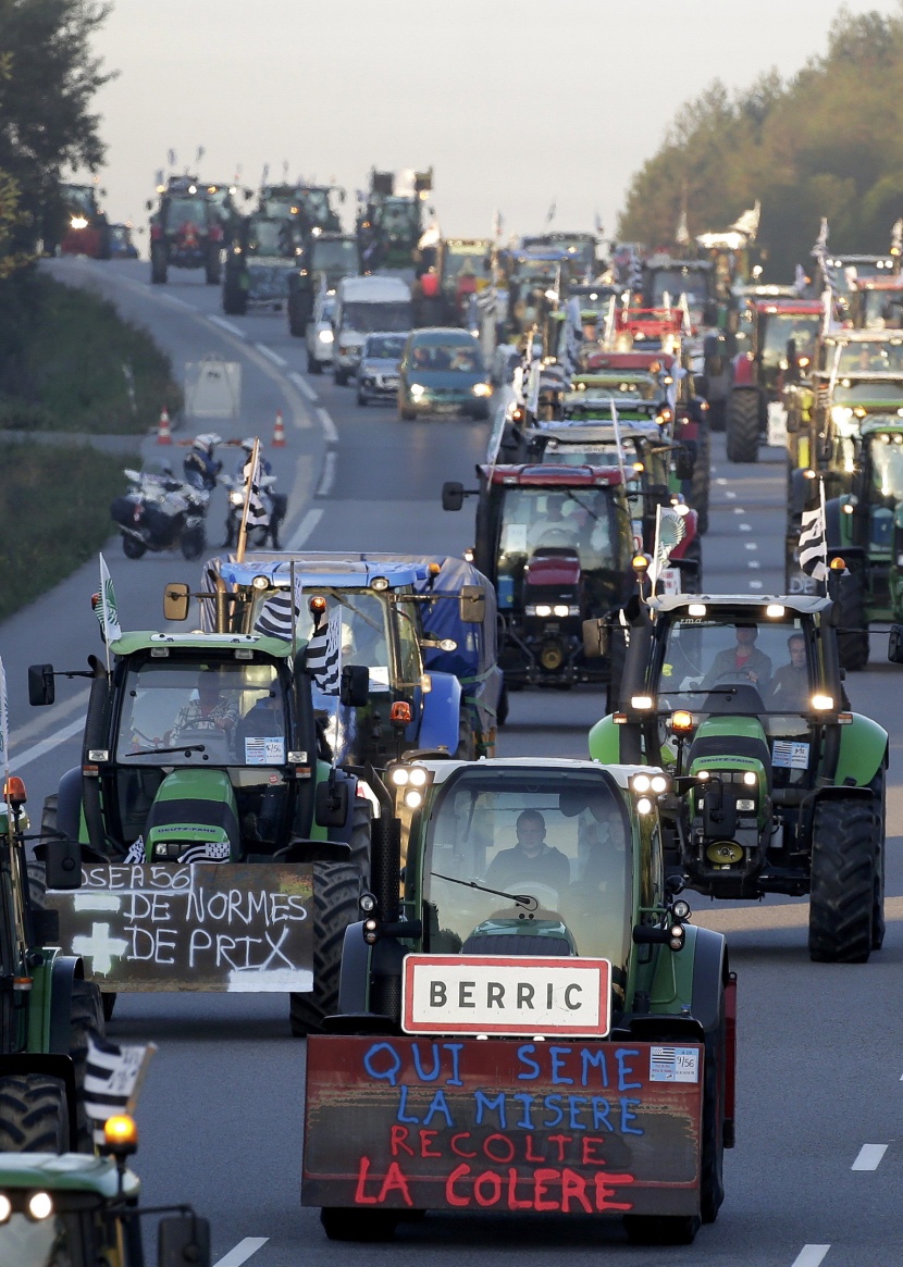 للمطالبة بالتعويض.. مزارعون غاضبون يخنقون العاصمة الفرنسية بأكثر من ألف جرار