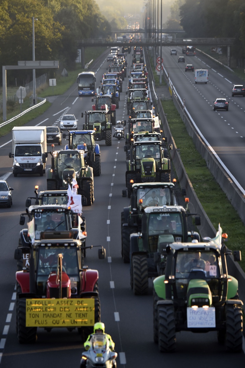 للمطالبة بالتعويض.. مزارعون غاضبون يخنقون العاصمة الفرنسية بأكثر من ألف جرار