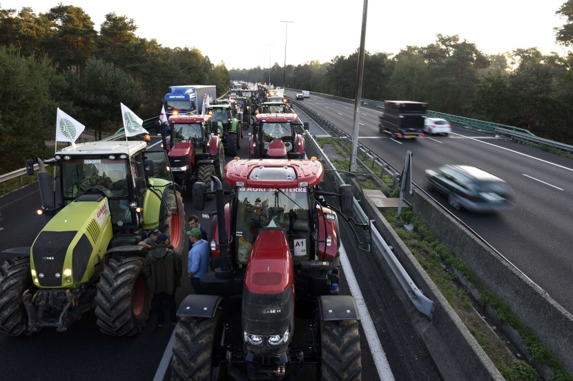 للمطالبة بالتعويض.. مزارعون غاضبون يخنقون العاصمة الفرنسية بأكثر من ألف جرار
