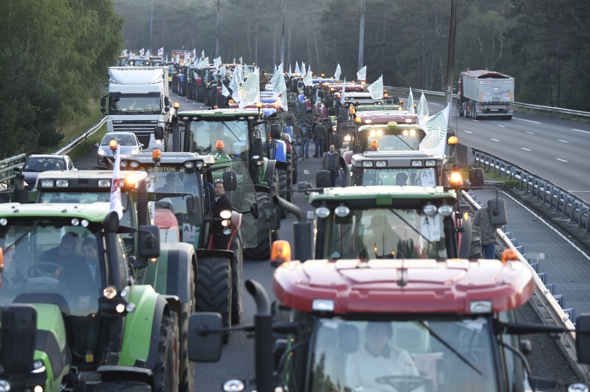 للمطالبة بالتعويض.. مزارعون غاضبون يخنقون العاصمة الفرنسية بأكثر من ألف جرار