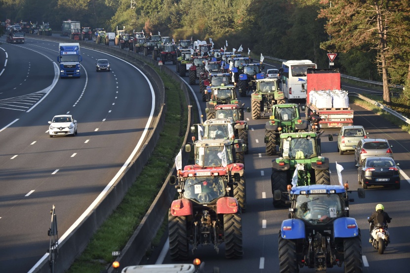 للمطالبة بالتعويض.. مزارعون غاضبون يخنقون العاصمة الفرنسية بأكثر من ألف جرار