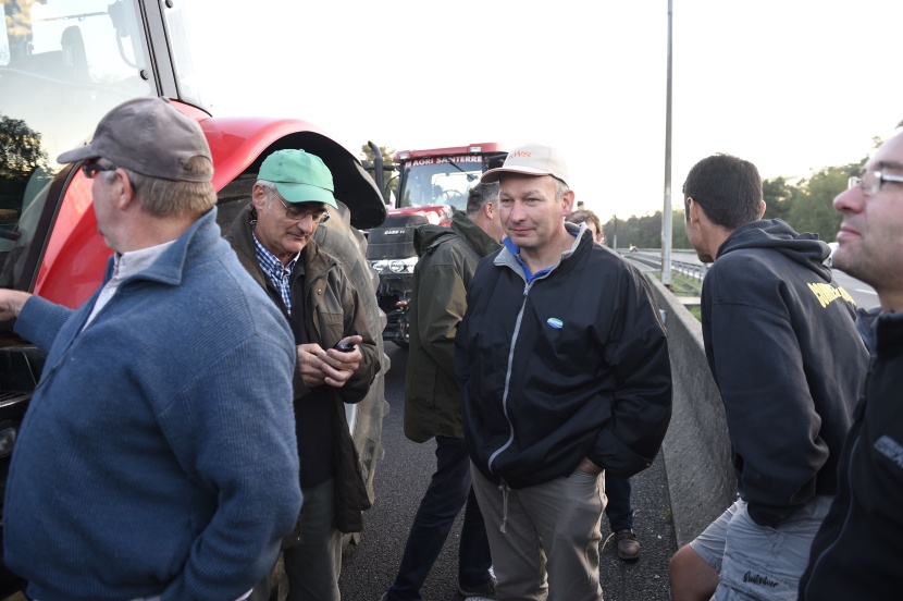 للمطالبة بالتعويض.. مزارعون غاضبون يخنقون العاصمة الفرنسية بأكثر من ألف جرار