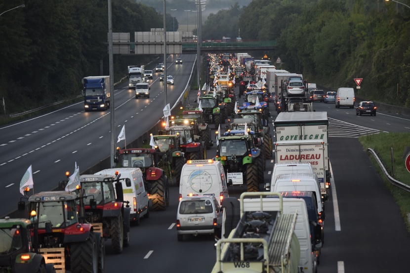 للمطالبة بالتعويض.. مزارعون غاضبون يخنقون العاصمة الفرنسية بأكثر من ألف جرار