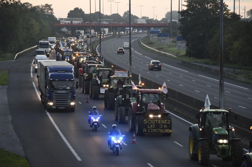 للمطالبة بالتعويض.. مزارعون غاضبون يخنقون العاصمة الفرنسية بأكثر من ألف جرار