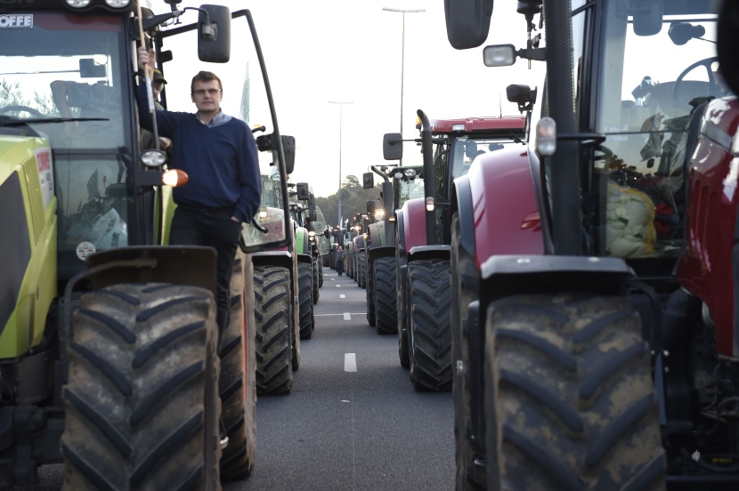 للمطالبة بالتعويض.. مزارعون غاضبون يخنقون العاصمة الفرنسية بأكثر من ألف جرار