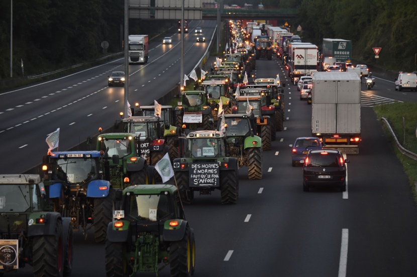 للمطالبة بالتعويض.. مزارعون غاضبون يخنقون العاصمة الفرنسية بأكثر من ألف جرار
