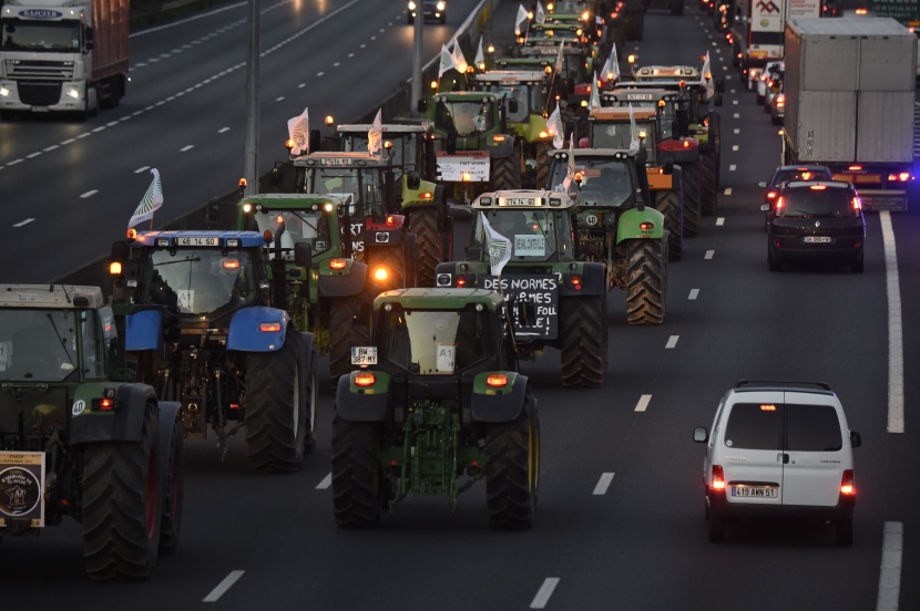 للمطالبة بالتعويض.. مزارعون غاضبون يخنقون العاصمة الفرنسية بأكثر من ألف جرار