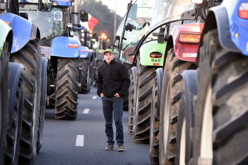 للمطالبة بالتعويض.. مزارعون غاضبون يخنقون العاصمة الفرنسية بأكثر من ألف جرار