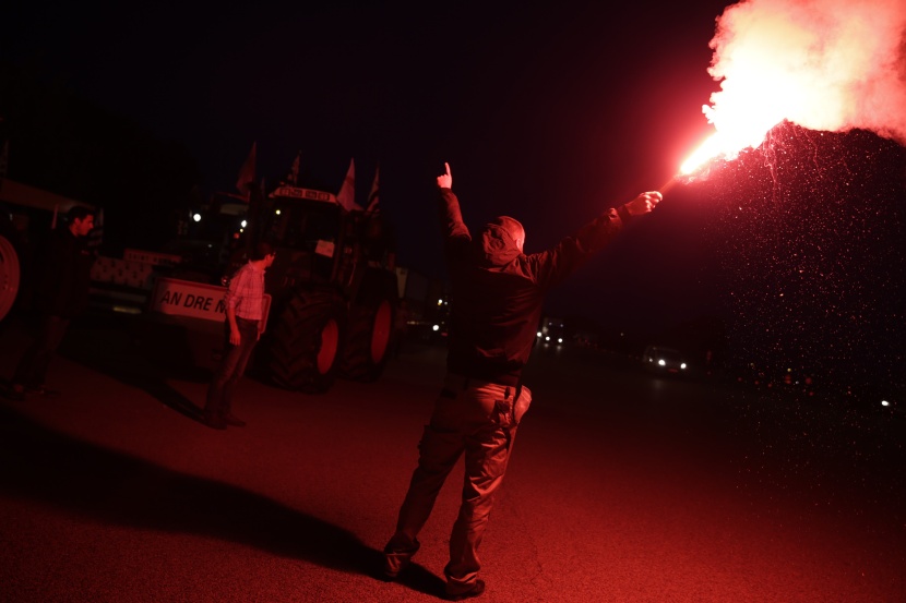 للمطالبة بالتعويض.. مزارعون غاضبون يخنقون العاصمة الفرنسية بأكثر من ألف جرار