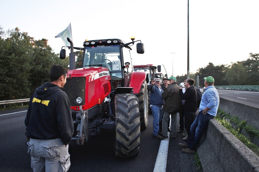 للمطالبة بالتعويض.. مزارعون غاضبون يخنقون العاصمة الفرنسية بأكثر من ألف جرار