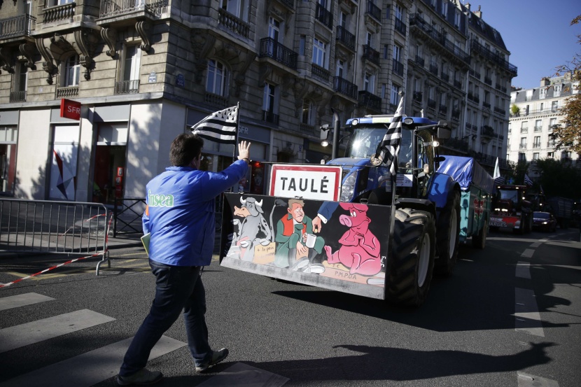 للمطالبة بالتعويض.. مزارعون غاضبون يخنقون العاصمة الفرنسية بأكثر من ألف جرار