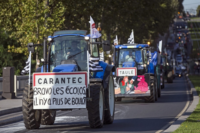 للمطالبة بالتعويض.. مزارعون غاضبون يخنقون العاصمة الفرنسية بأكثر من ألف جرار