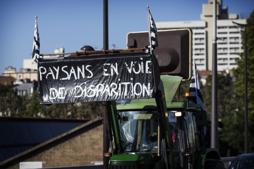 للمطالبة بالتعويض.. مزارعون غاضبون يخنقون العاصمة الفرنسية بأكثر من ألف جرار