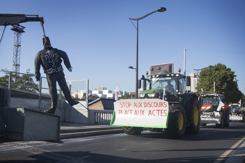 للمطالبة بالتعويض.. مزارعون غاضبون يخنقون العاصمة الفرنسية بأكثر من ألف جرار