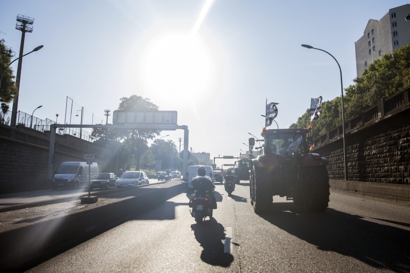 للمطالبة بالتعويض.. مزارعون غاضبون يخنقون العاصمة الفرنسية بأكثر من ألف جرار