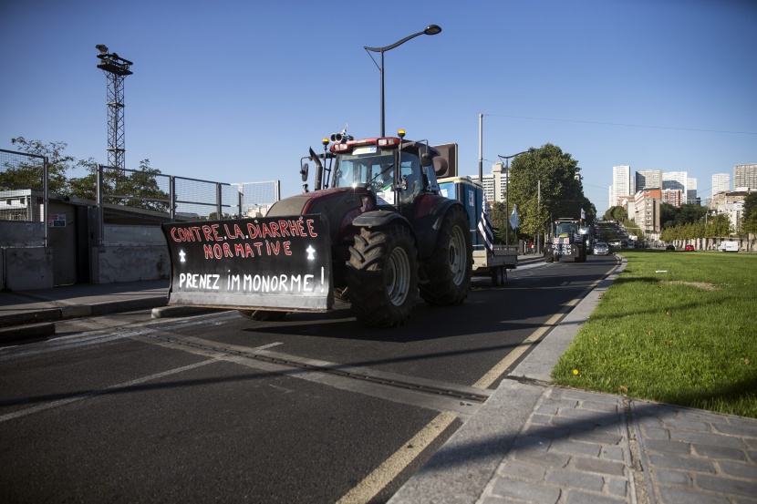 للمطالبة بالتعويض.. مزارعون غاضبون يخنقون العاصمة الفرنسية بأكثر من ألف جرار