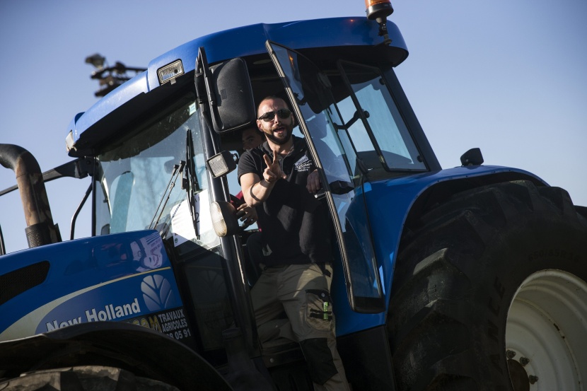 للمطالبة بالتعويض.. مزارعون غاضبون يخنقون العاصمة الفرنسية بأكثر من ألف جرار