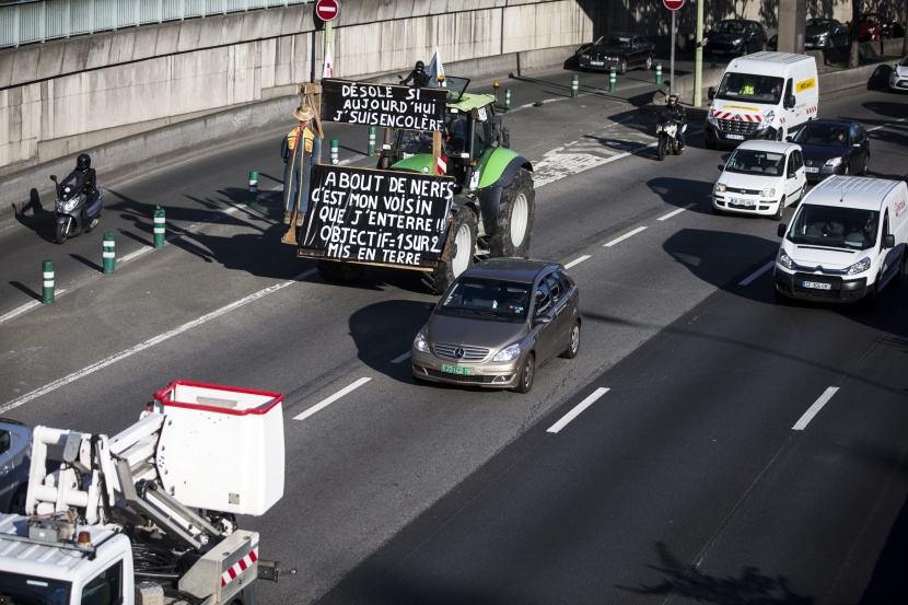 للمطالبة بالتعويض.. مزارعون غاضبون يخنقون العاصمة الفرنسية بأكثر من ألف جرار