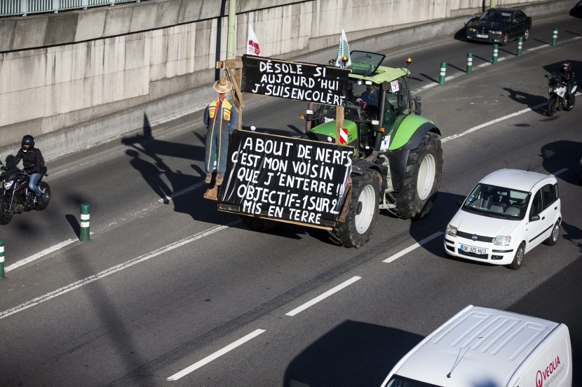 للمطالبة بالتعويض.. مزارعون غاضبون يخنقون العاصمة الفرنسية بأكثر من ألف جرار