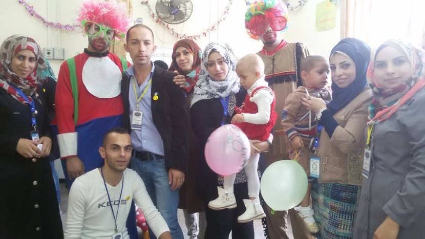 "العلاج بالضحك" أسلوب يتبعه مستشفى تخصصي للأطفال في غزة