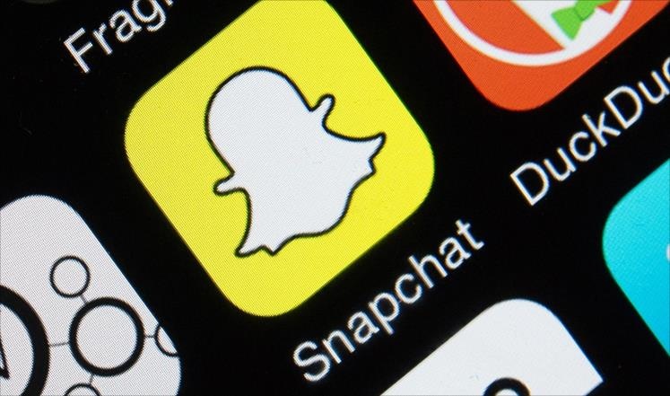 منافسة حامية بين تطبيق التواصل الاجتماعي "سناب شات" وموقع "فيس بوك"