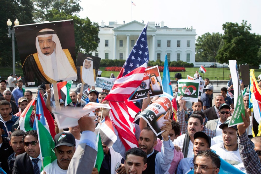 يمنيون أمام البيت الأبيض اجتمعوا ترحيبا بـ "سلمان الحزم"