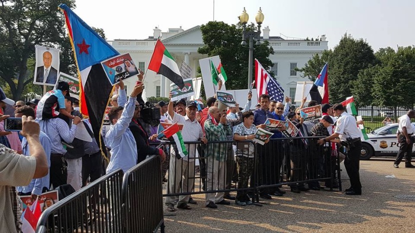 يمنيون أمام البيت الأبيض اجتمعوا ترحيبا بـ "سلمان الحزم"