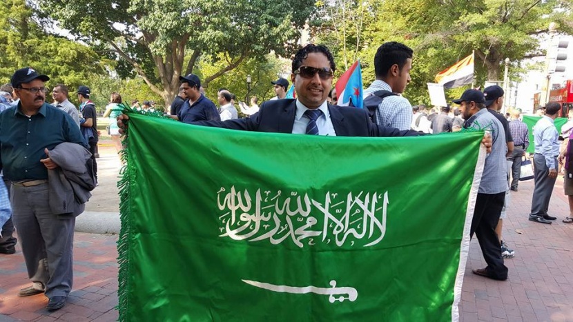 يمنيون أمام البيت الأبيض اجتمعوا ترحيبا بـ "سلمان الحزم"