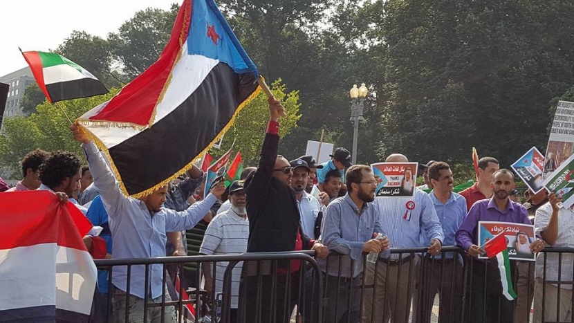 يمنيون أمام البيت الأبيض اجتمعوا ترحيبا بـ "سلمان الحزم"