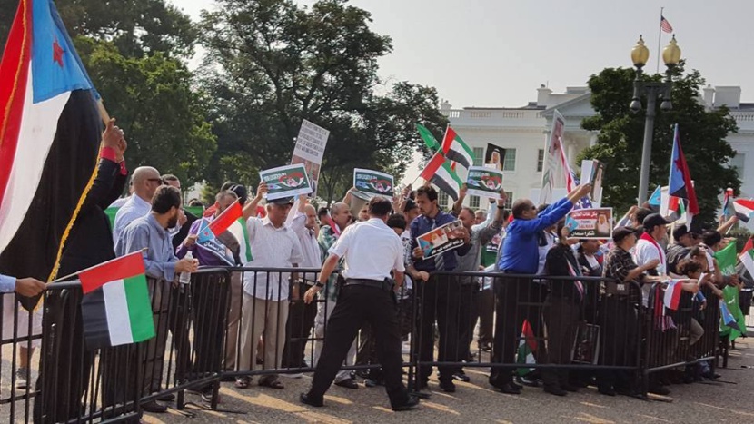 يمنيون أمام البيت الأبيض اجتمعوا ترحيبا بـ "سلمان الحزم"