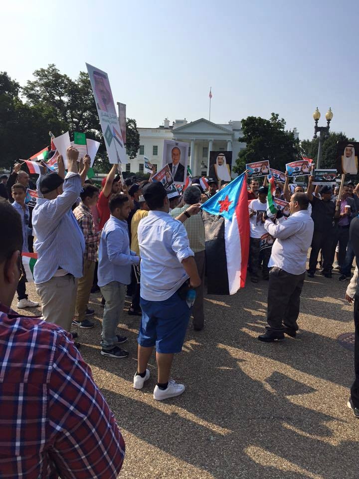 يمنيون أمام البيت الأبيض اجتمعوا ترحيبا بـ "سلمان الحزم"
