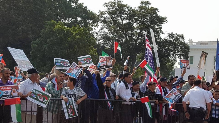 يمنيون أمام البيت الأبيض اجتمعوا ترحيبا بـ "سلمان الحزم"