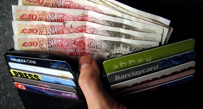 خبراء : المال فقط هو مفتاح السعادة في بريطانيا